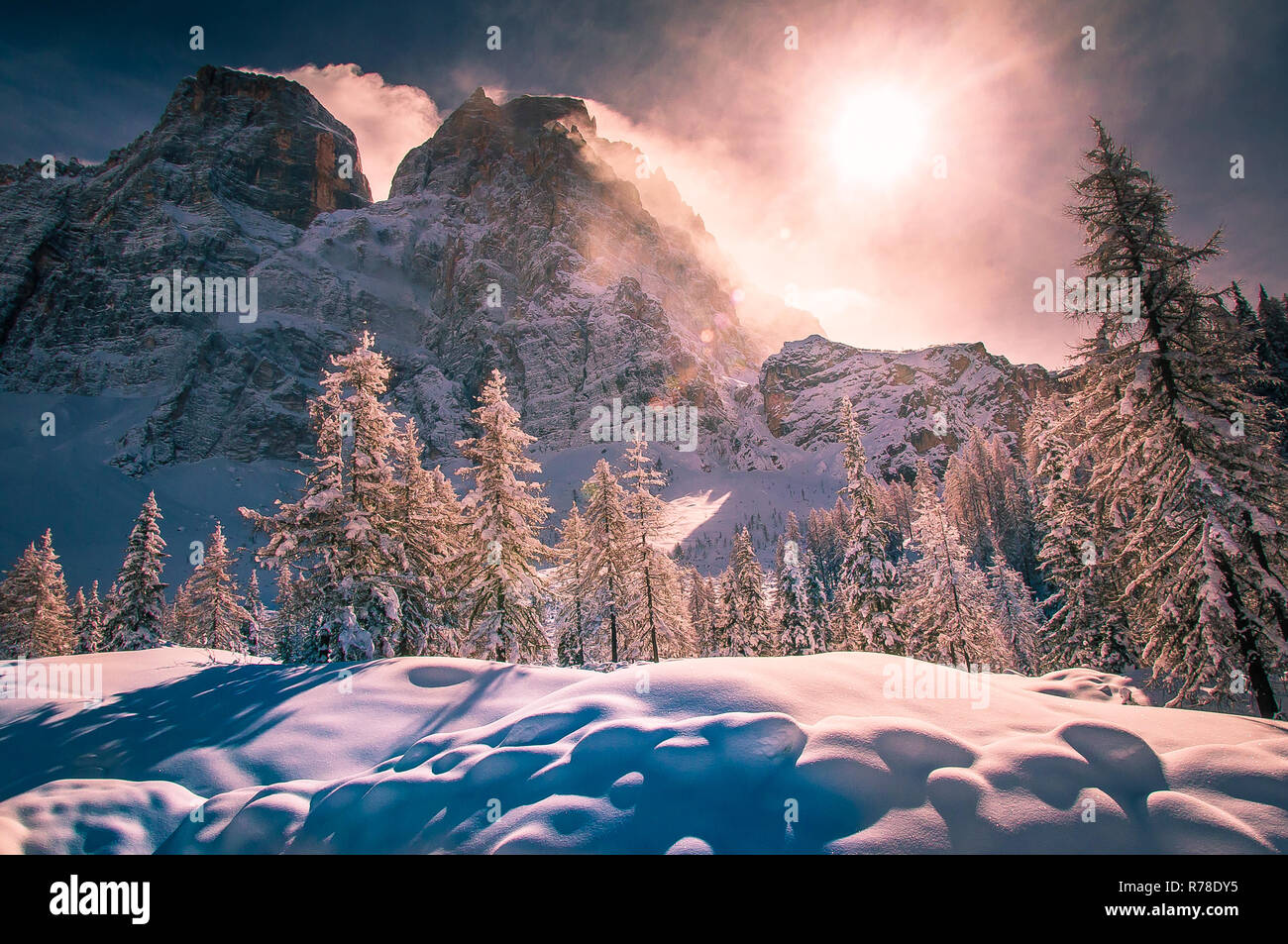 Winter Blick auf den Monte Pelmo nördlichen Seite mit tollen Lichteffekten, Dolomiten, Italien Stockfoto