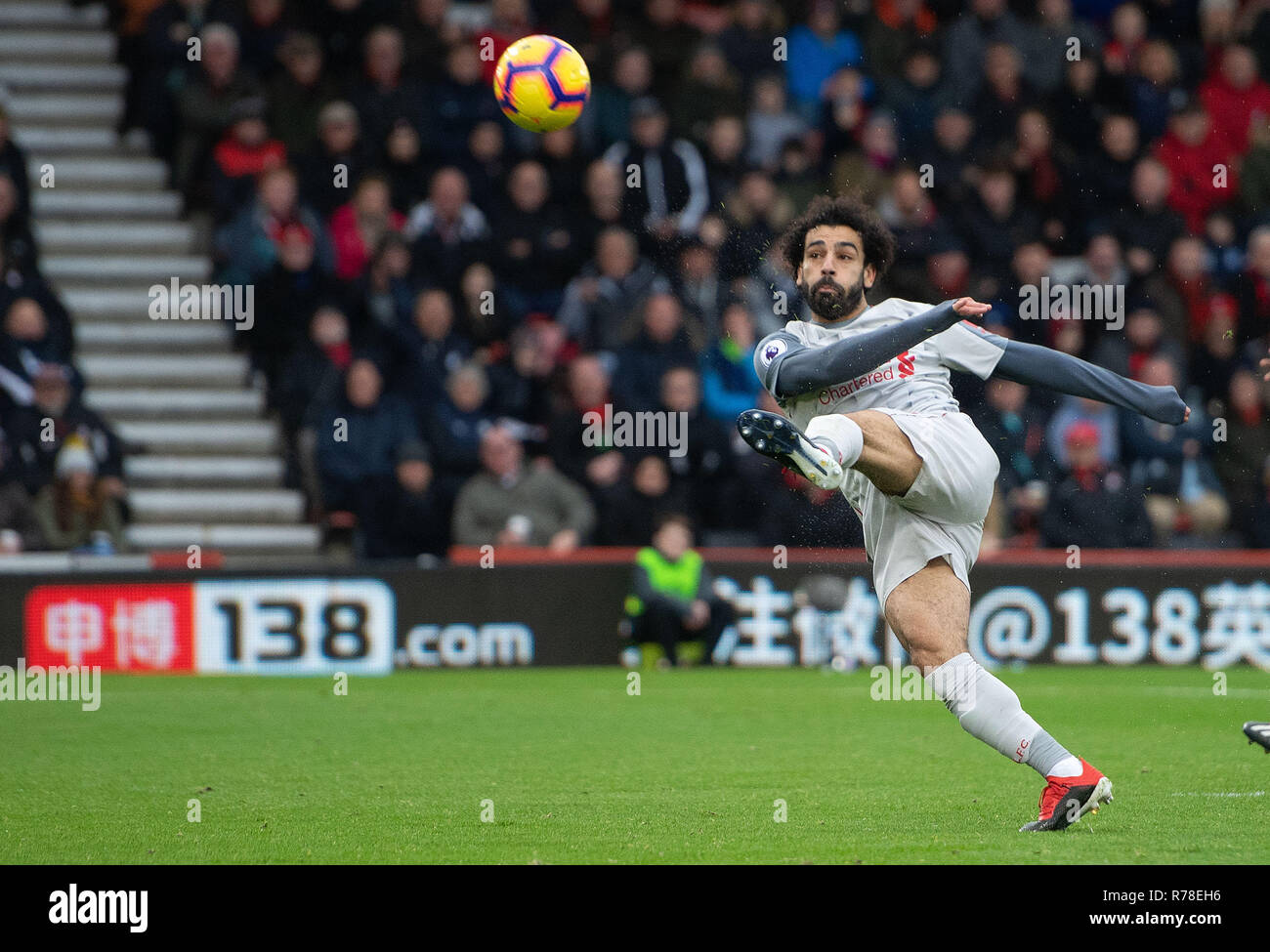 Liverpools Mohamed Salah Streiks ein volley Richtung Tor in der Premier League Match an der Vitalität Stadium, Bournemouth. Stockfoto