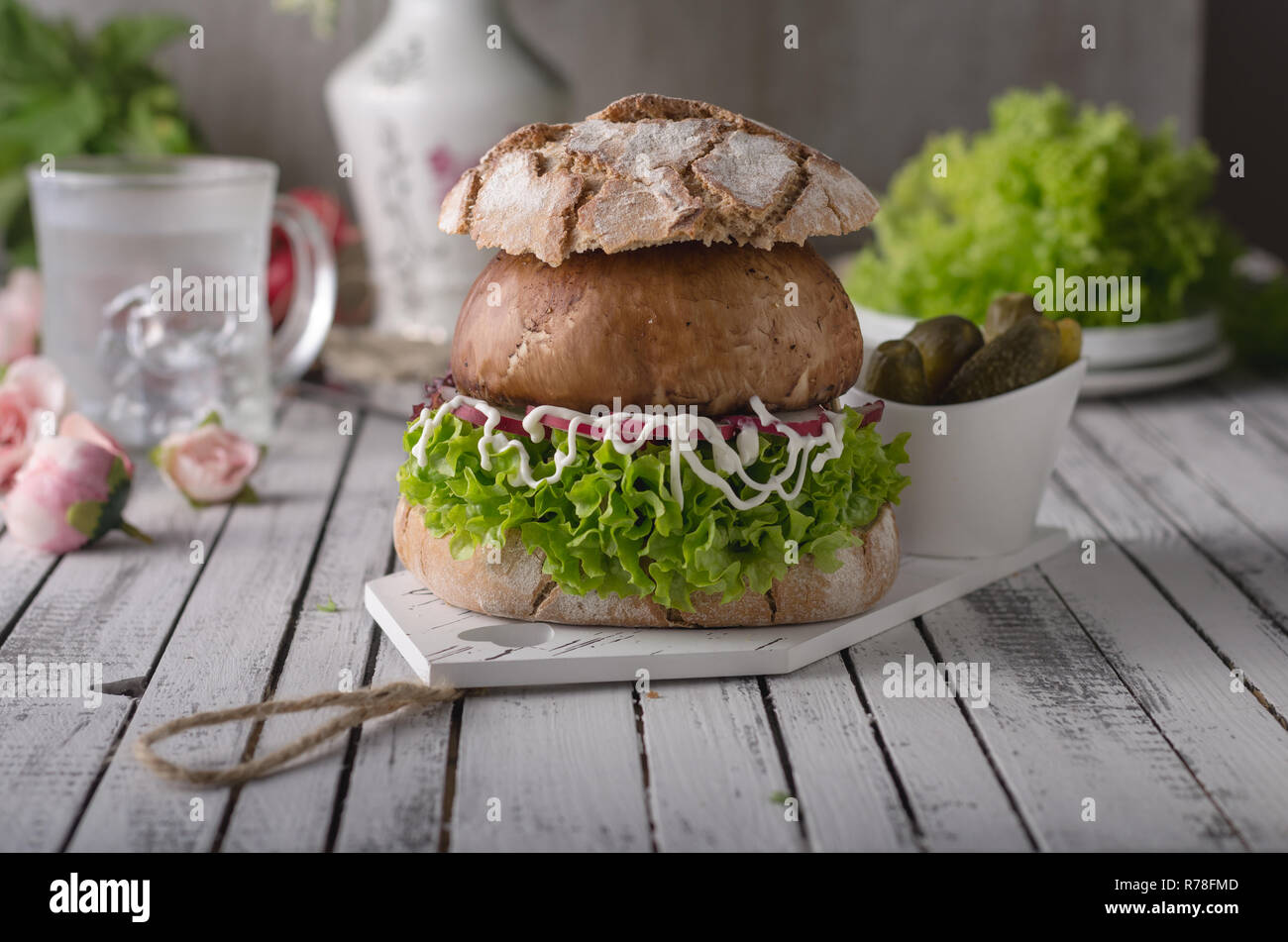 Portobello Burger, hausgemachten Brötchen und Salat, vegetarische ...