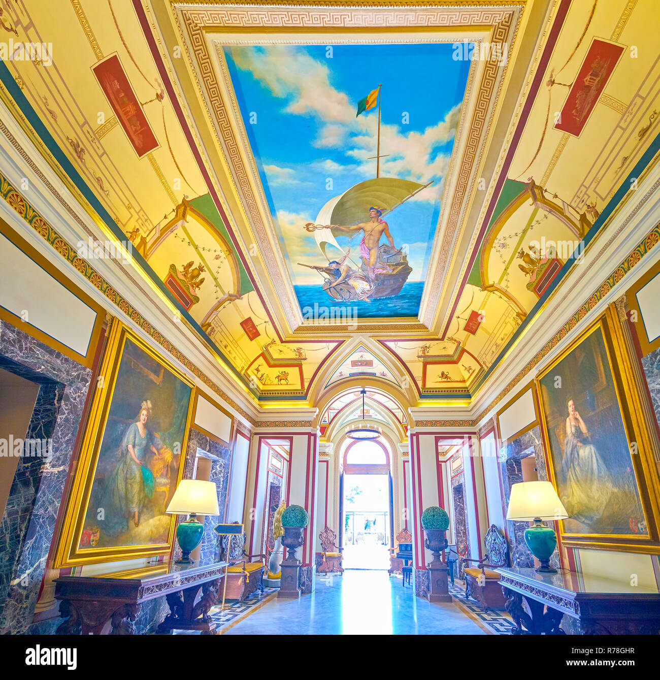 NAXXAR, MALTA - 14. Juni 2018: Die schöne Innenausstattung der Eingangshalle des Palazzo Parisio mit riesigen Gemälden an den Wänden und Fresken an der Decke, Stockfoto