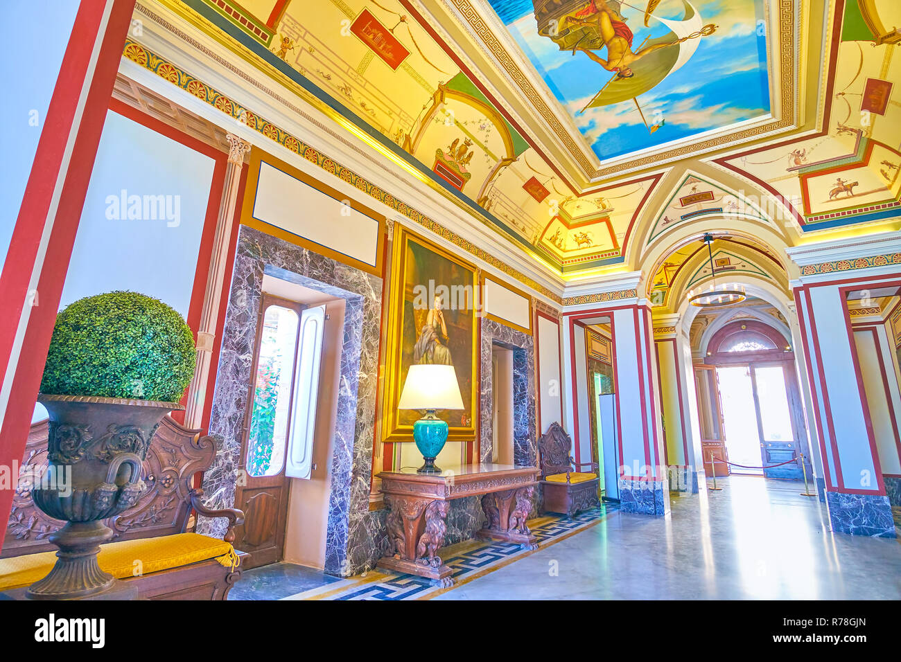 NAXXAR, MALTA - 14. JUNI 2018: Der Innenraum des Palazzo Parisio in einst populären Jugendstil, mit teuren Materialien und tatsächlichen Dekoration Stockfoto
