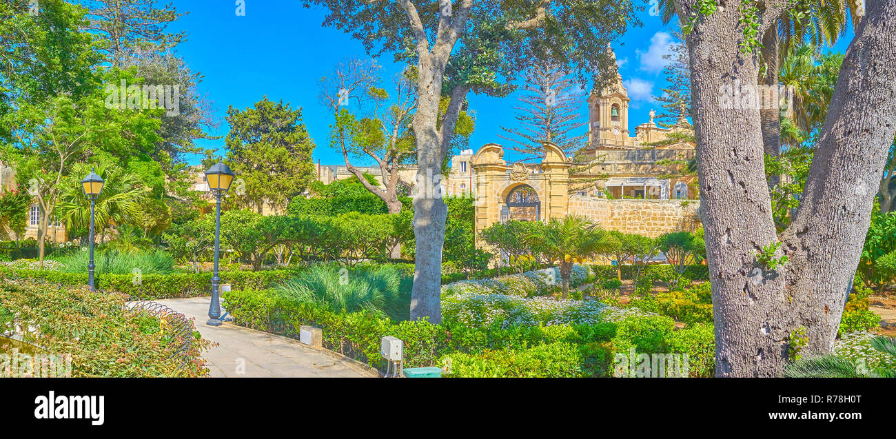 NAXXAR, MALTA - 14. Juni 2018: Die malerische italienische Gärten des Palazzo Parisio, auch bekannt als Scicluna Palace, mit schattigen grünen Bäume, Blumenbeete Stockfoto
