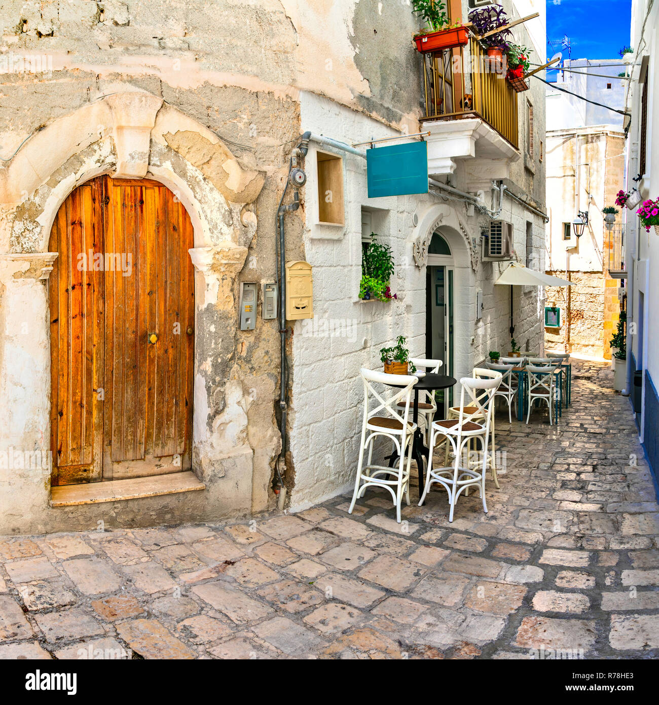 Alte Straßen der Stadt Monopoli, Apulien, Italien. Stockfoto