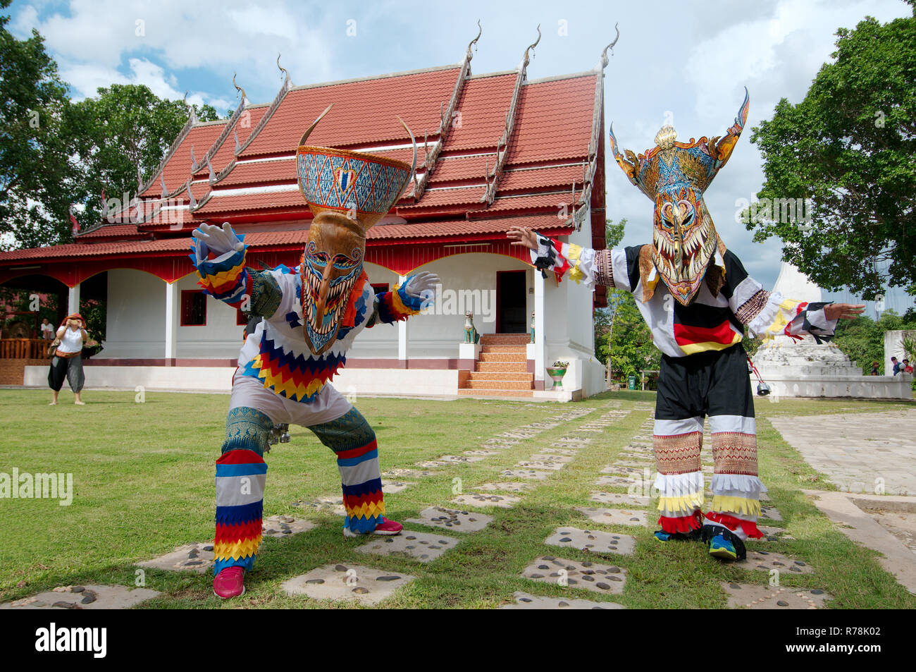 Die Menschen gekleidet mit Ghost Masken und bunten Kostümen, Phi Ta Khon-masken Festival, in der Nähe von Wat Phon Chai, Amphoe Dan Sai Stockfoto