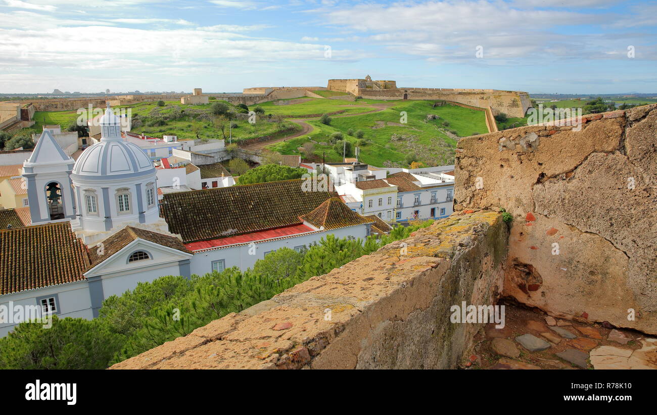 Die Kirche und das Dorf Castro Marim gesehen von der Burg und mit Sao Sebastiao fort im Hintergrund, Castro Marim, Algarve, Portugal Stockfoto