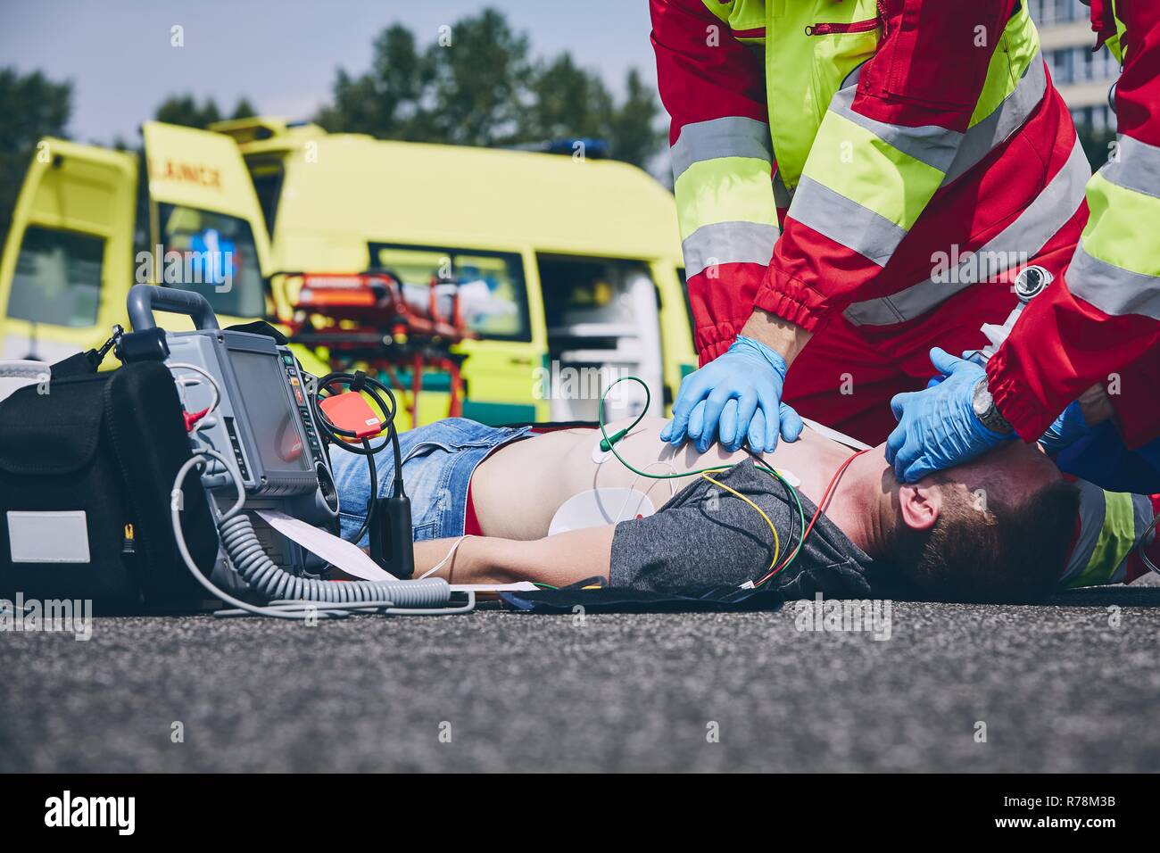 Die HerzLungenWiederbelebung. Rescue Team (Arzt und ein Sanitäter