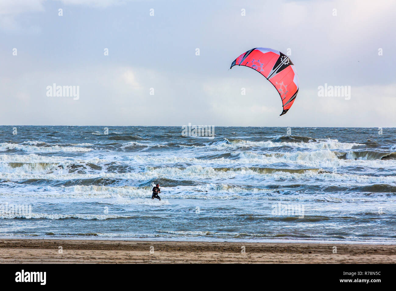 Nordsee Strand, stürmische See während ein Herbststurm, Kite Surfer, De Haan, Flandern, Belgien Stockfoto