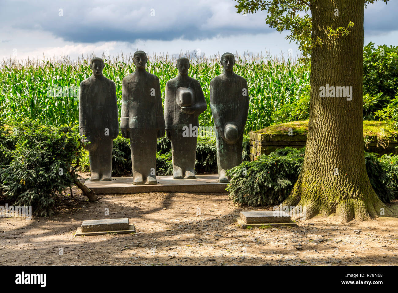 Deutscher Soldatenfriedhof Langemark mit Denkmal "Trauernde Soldaten' von Emil Krieger, Langemark, Flämisch Brabant, Flandern, Belgien Stockfoto