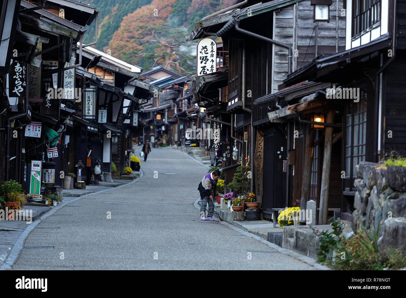 Morgen im malerischen historisch erhaltene Straße im Narai Juku im Herbst, Präfektur Nagano, Japan Stockfoto