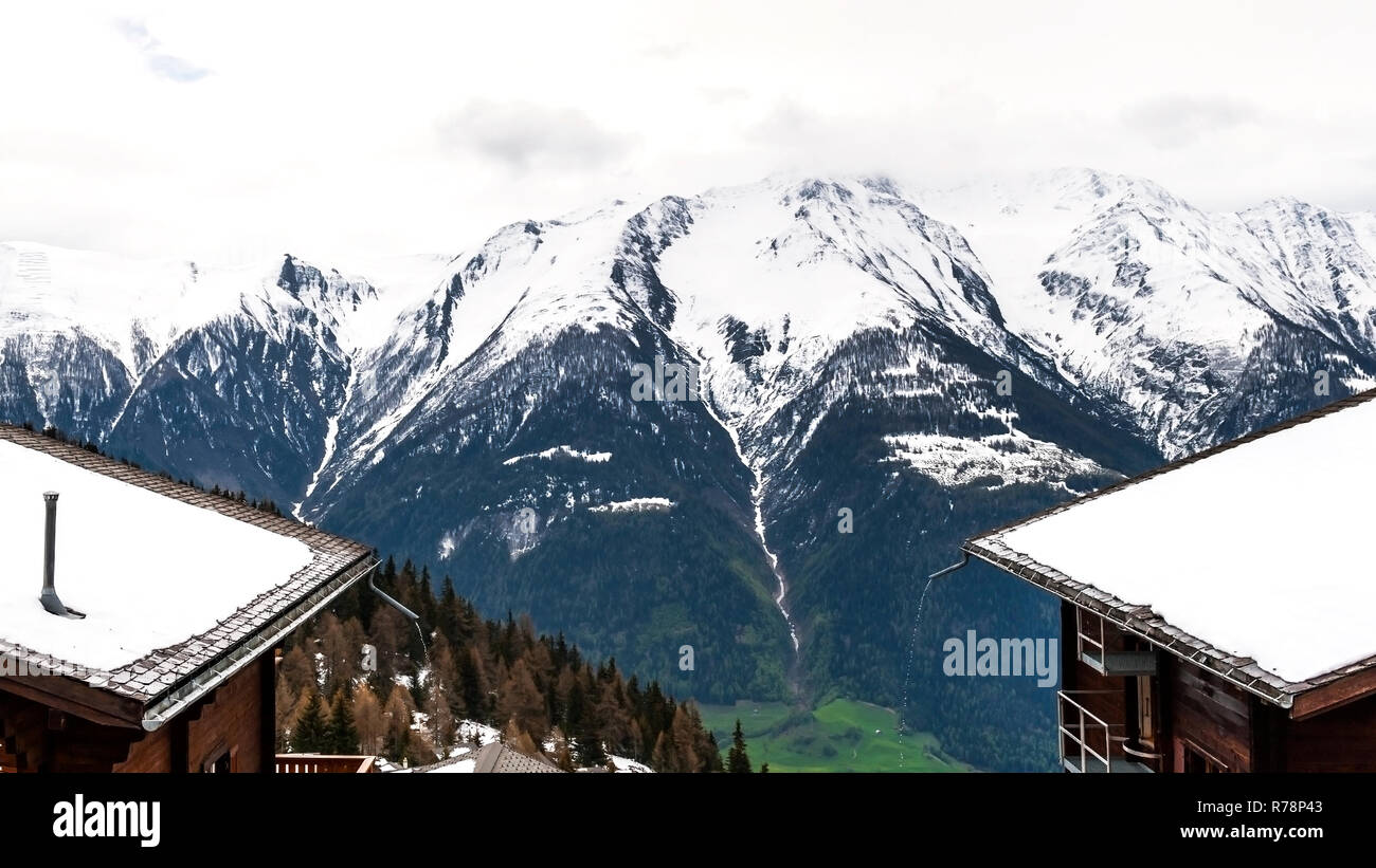 Verschneite Dächer von Bettmeralp Dorf in den Schweizer Alpen Stockfoto