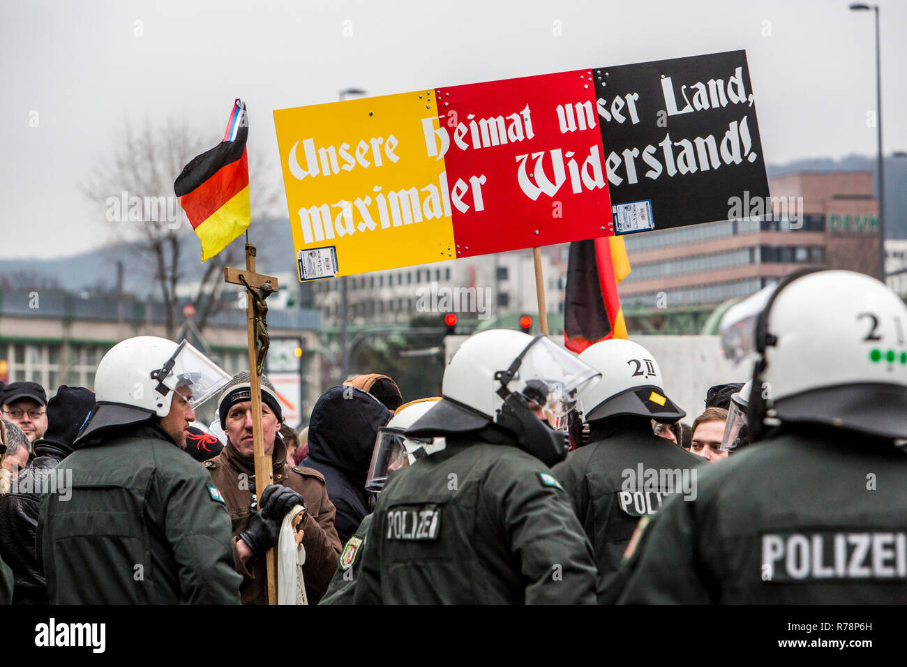 Demonstration unterzeichnen, Polizei, PEGIDA, Hogesa, Antifa, Hooligans, Wuppertal, Nordrhein-Westfalen, Deutschland Stockfoto