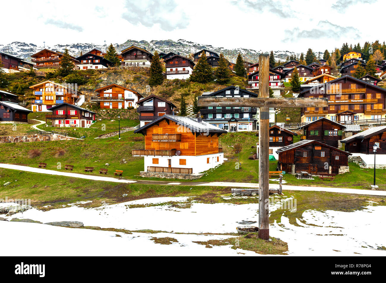 Traditionelle Häuser in Bettmeralp Dorf in den Schweizer Alpen Stockfoto