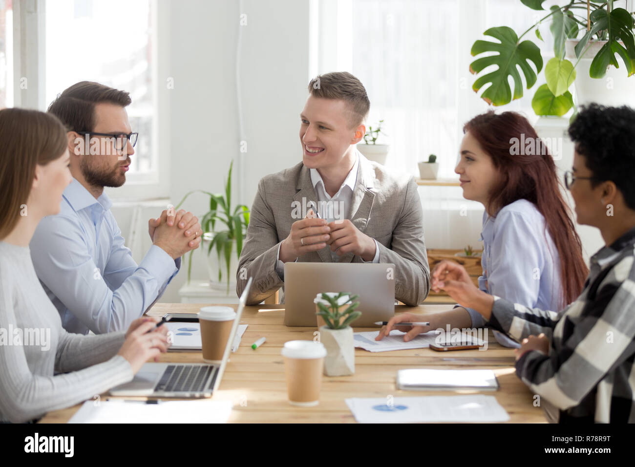 Diverse Mitarbeiter Lachen beim Gespräch im Büro Briefing Stockfoto