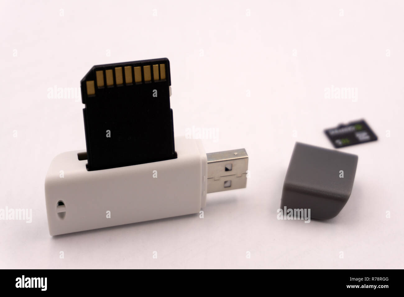 Flash-Speicherkarten-Lesegerät isoliert auf weiss Stockfoto