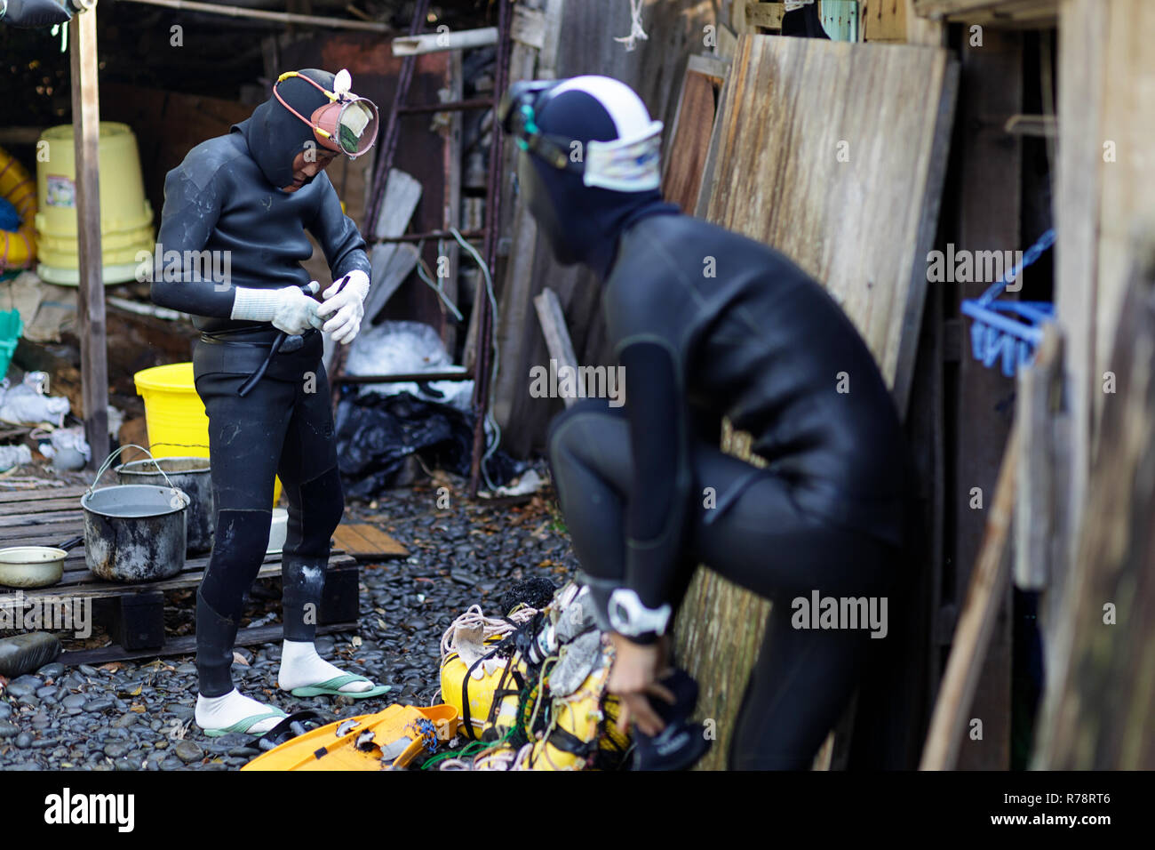 Ama divers stehen vor den Umkleidekabinen, die Vorbereitung zum Tauchen, Mie, Japan Stockfoto
