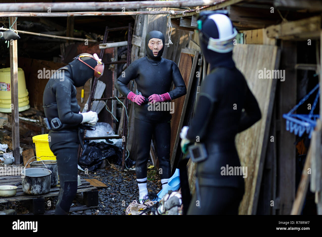 Ama divers stehen vor den Umkleidekabinen, die Vorbereitung zum Tauchen, Mie, Japan Stockfoto