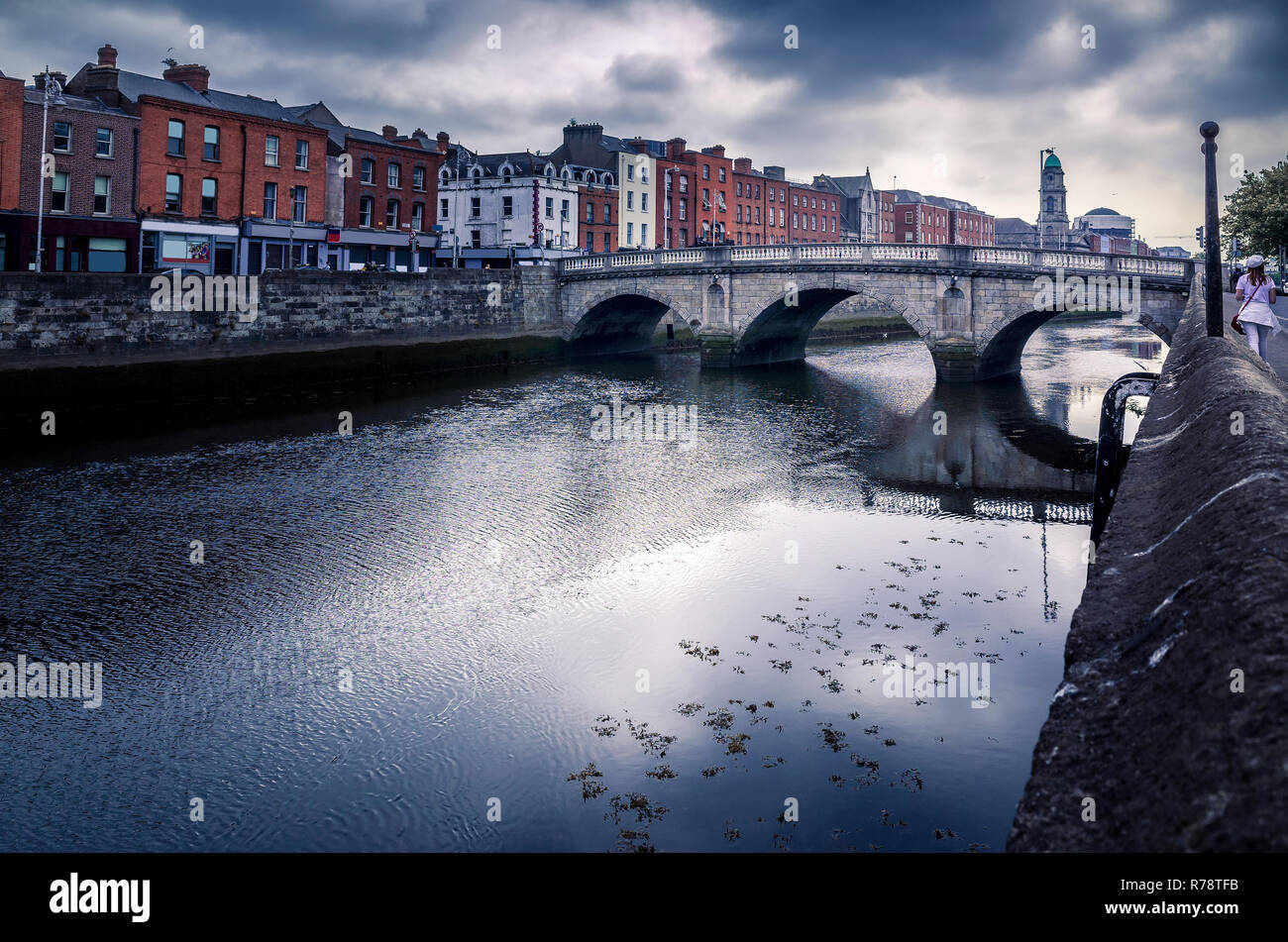 Die alte Steinbrücke über den Fluss Liffey in einem bewölkten Tag, Dublin, Irland Stockfoto