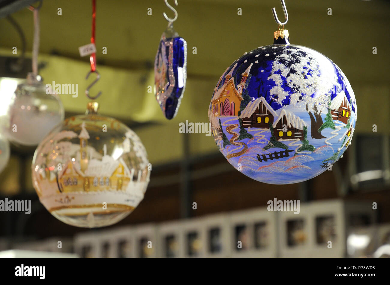 Florenz, Dezember 2018: Weihnachten Kugeln und Ornamente in einem  Weihnachtsmarkt. Italien Stockfotografie - Alamy