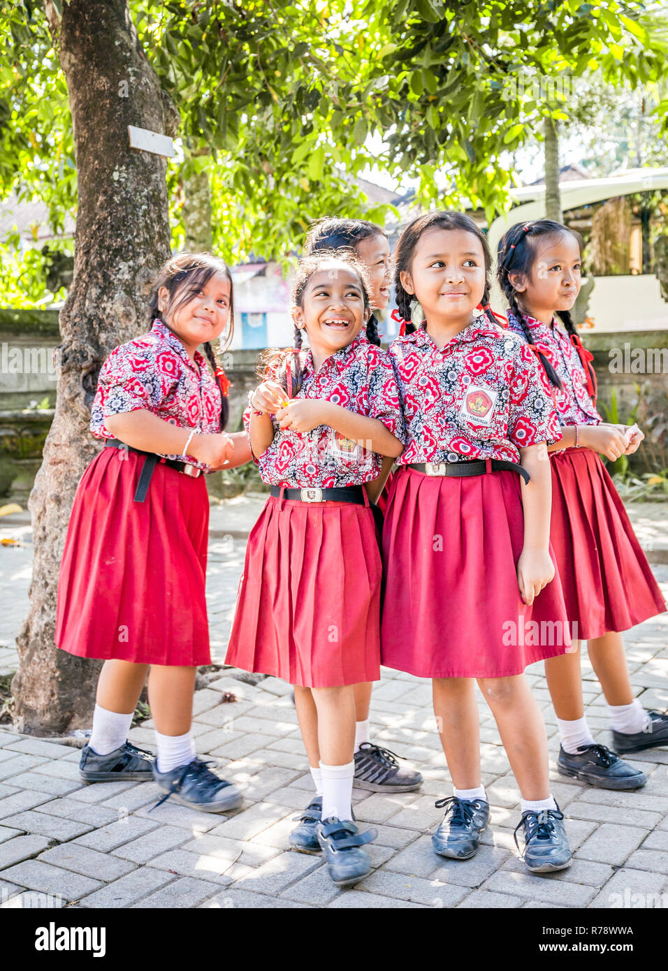 BALI, Indonesien - April 25, 2018: Junge glückliche Schüler tragen balinesische Schule Outfits in der Grundschule auf der Insel Bali, Indonesien Stockfoto