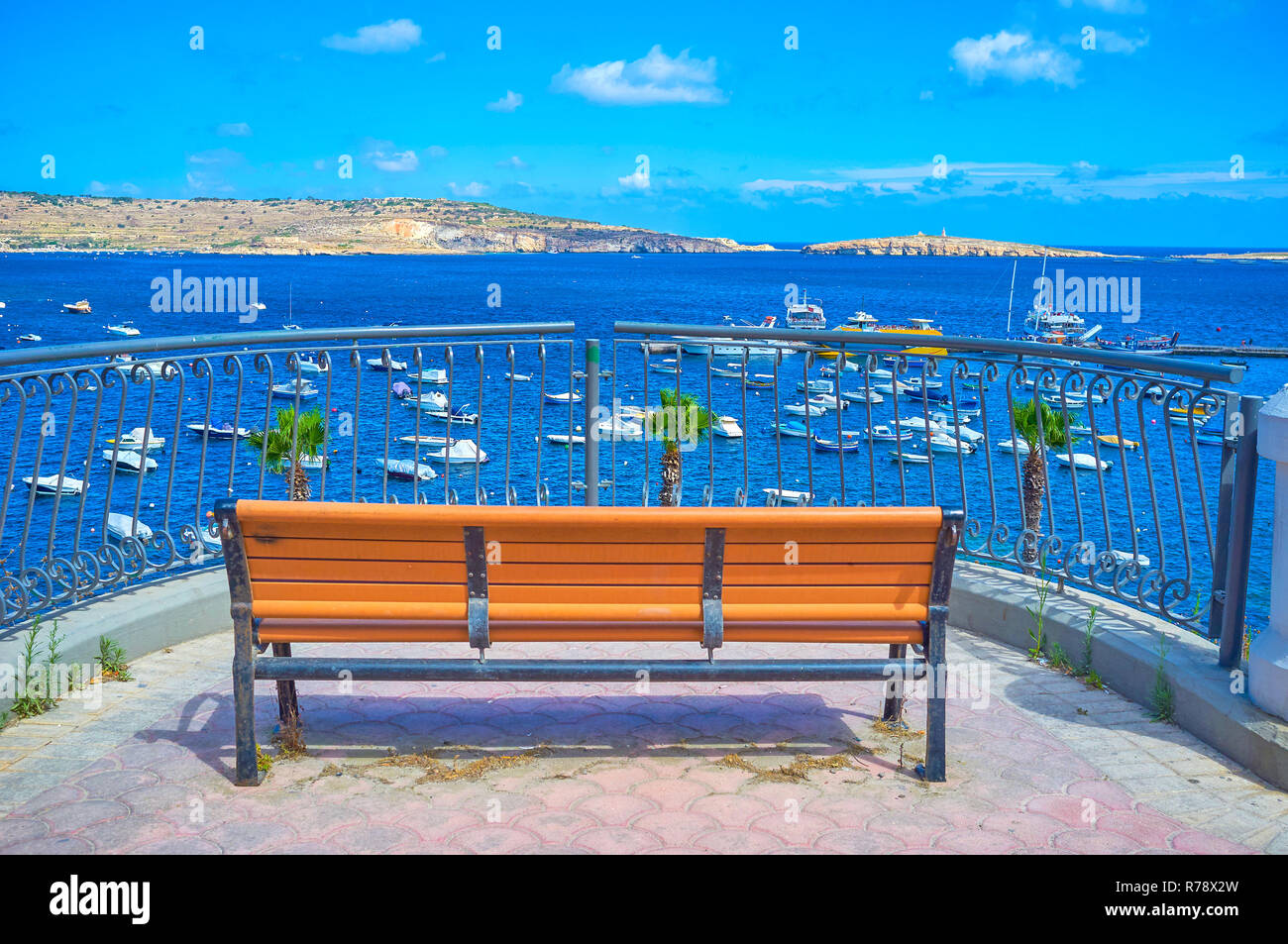 Die einsamen Bank auf dem Hügel mit einer tollen Aussicht auf die Küste und den Hafen von Bugibba, Malta Stockfoto