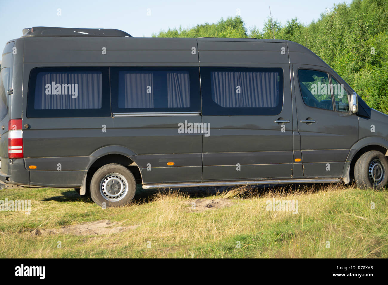 Minibus in Bewegung auf einem Hintergrund der Berge Stockfoto