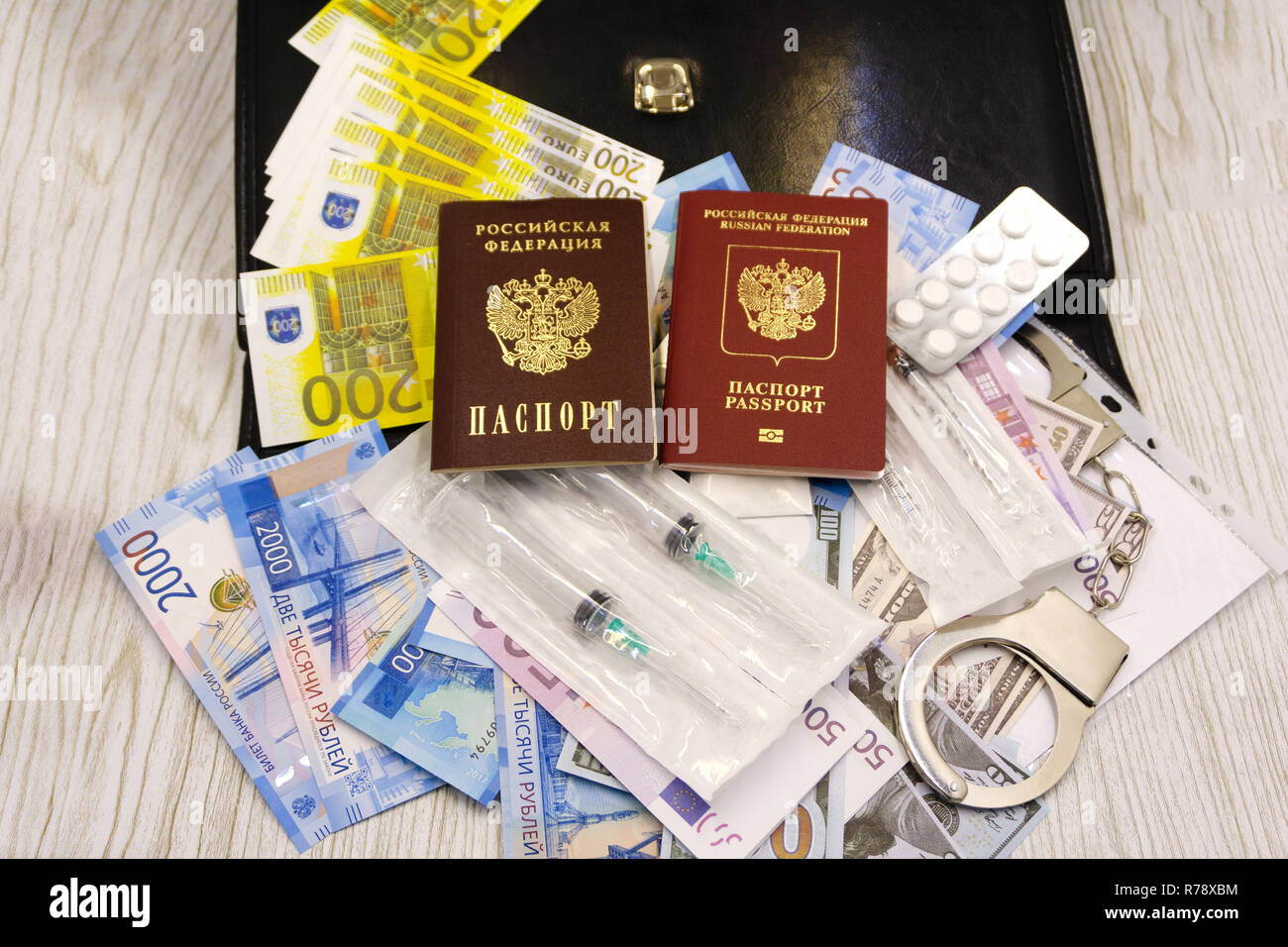 Eine Südafrikanische Reisepass und Medikamente auf einen hölzernen Tisch. Reisen Medikamente Konzept Bild Stockfoto