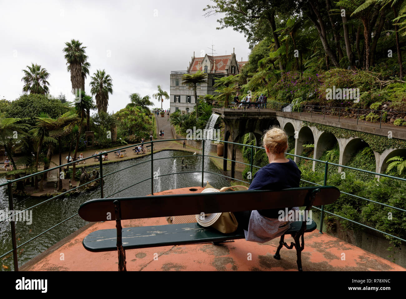 Ein toller Ort zum Sitzen, Entspannen und die wunderschönen tropischen Gärten hoch über Funchal auf der portugiesischen Insel Madeira genießen Stockfoto