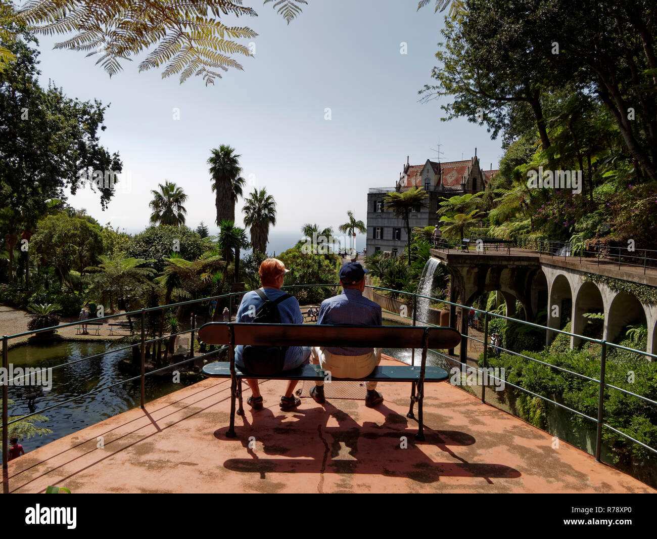 Ein toller Ort zum Sitzen, Entspannen und die wunderschönen tropischen Gärten hoch über Funchal auf der portugiesischen Insel Madeira genießen Stockfoto