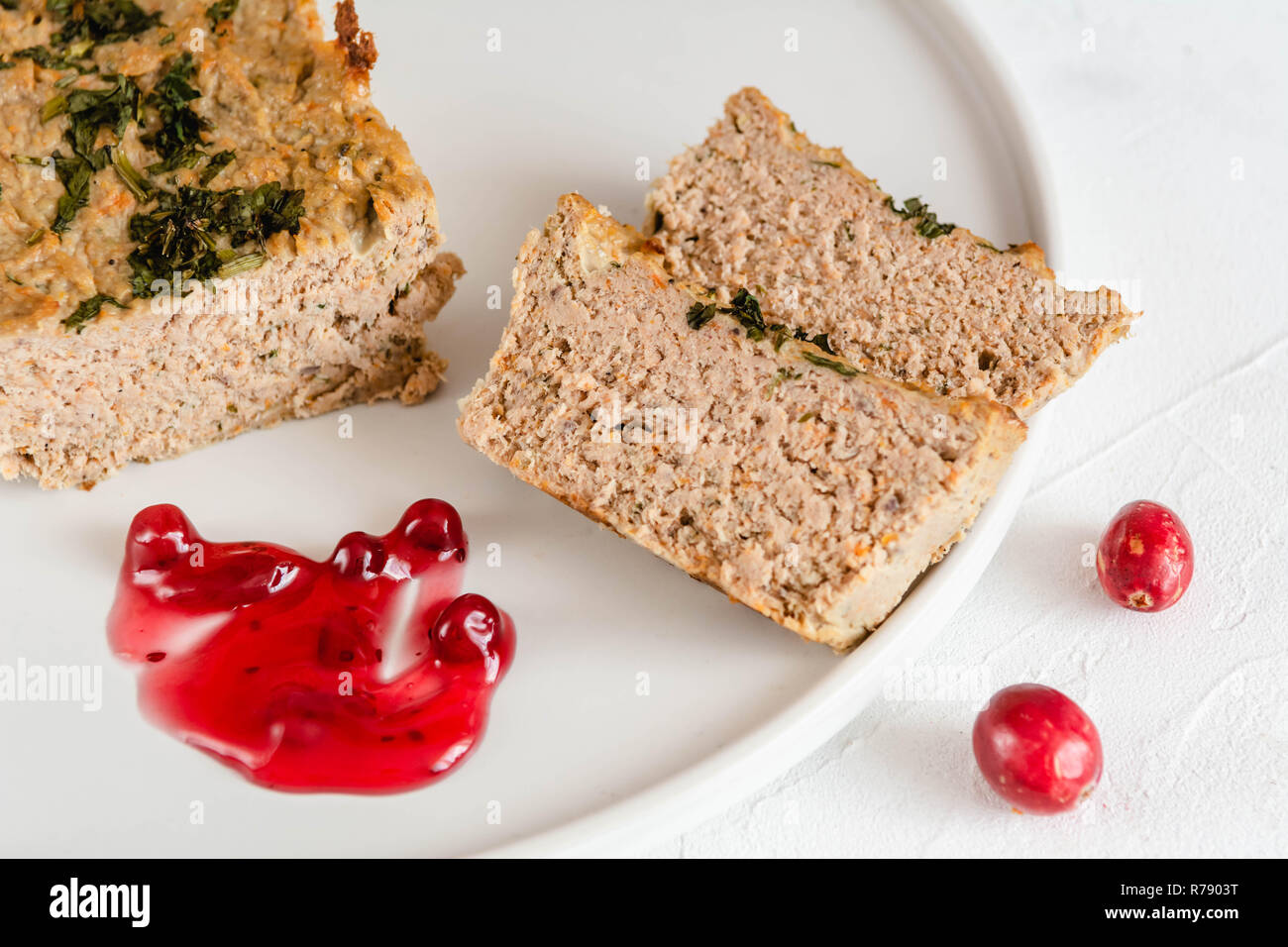 Huhn und Leber Pastete mit Preiselbeersoße, serviert an der Platte. Stockfoto