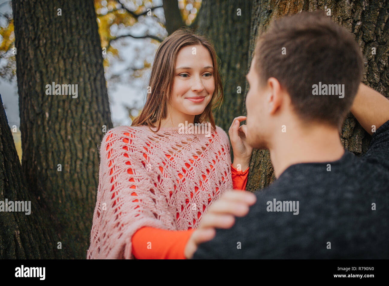 Frau Berührt Mann An Der Hand www.alamy.de