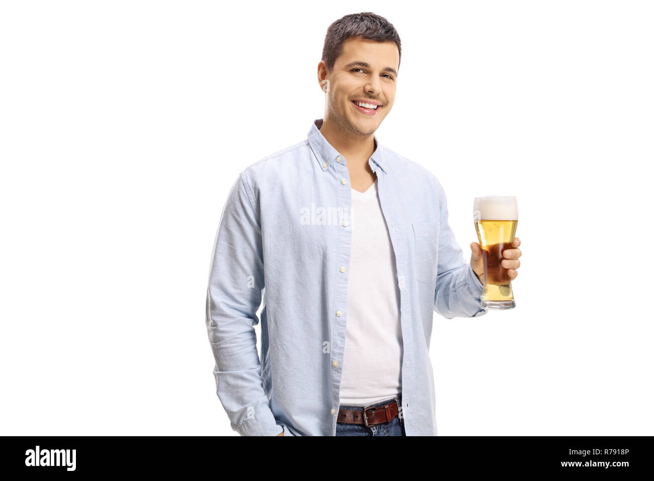 Hübscher junger Mann hält ein Glas Bier auf weißem Hintergrund Stockfoto