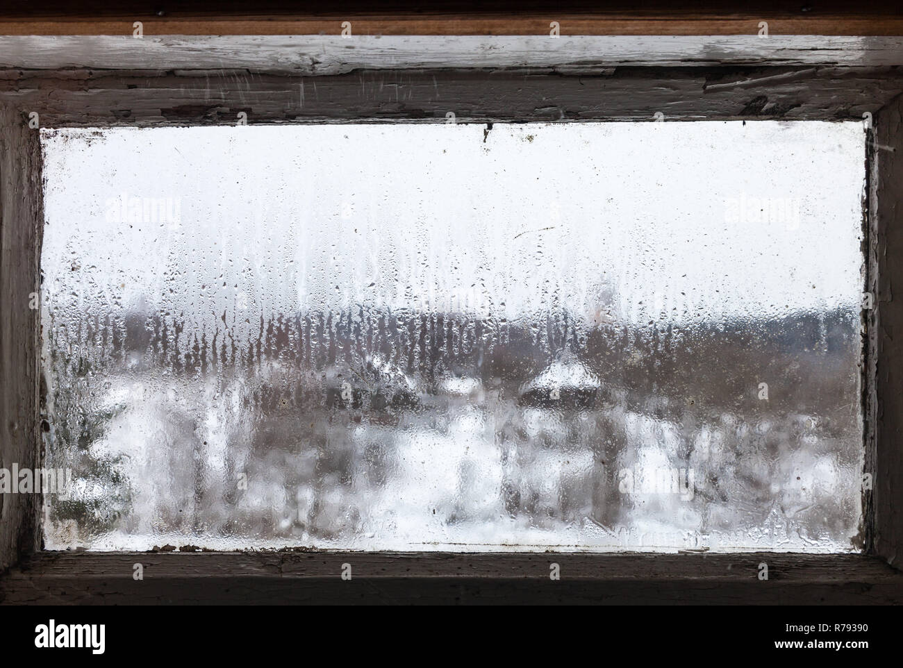 Wassertropfen von schmilzt das Eis auf dem zugefrorenen Fenster Stockfoto