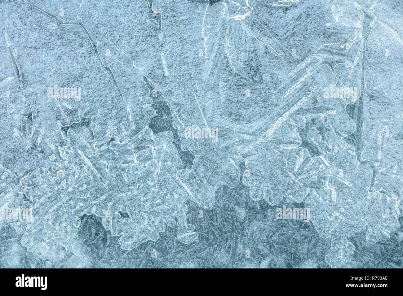 Gefrorene Eisfläche Hintergrund gerissen. Zugefrorenen Fluss Makro anzeigen Stockfoto