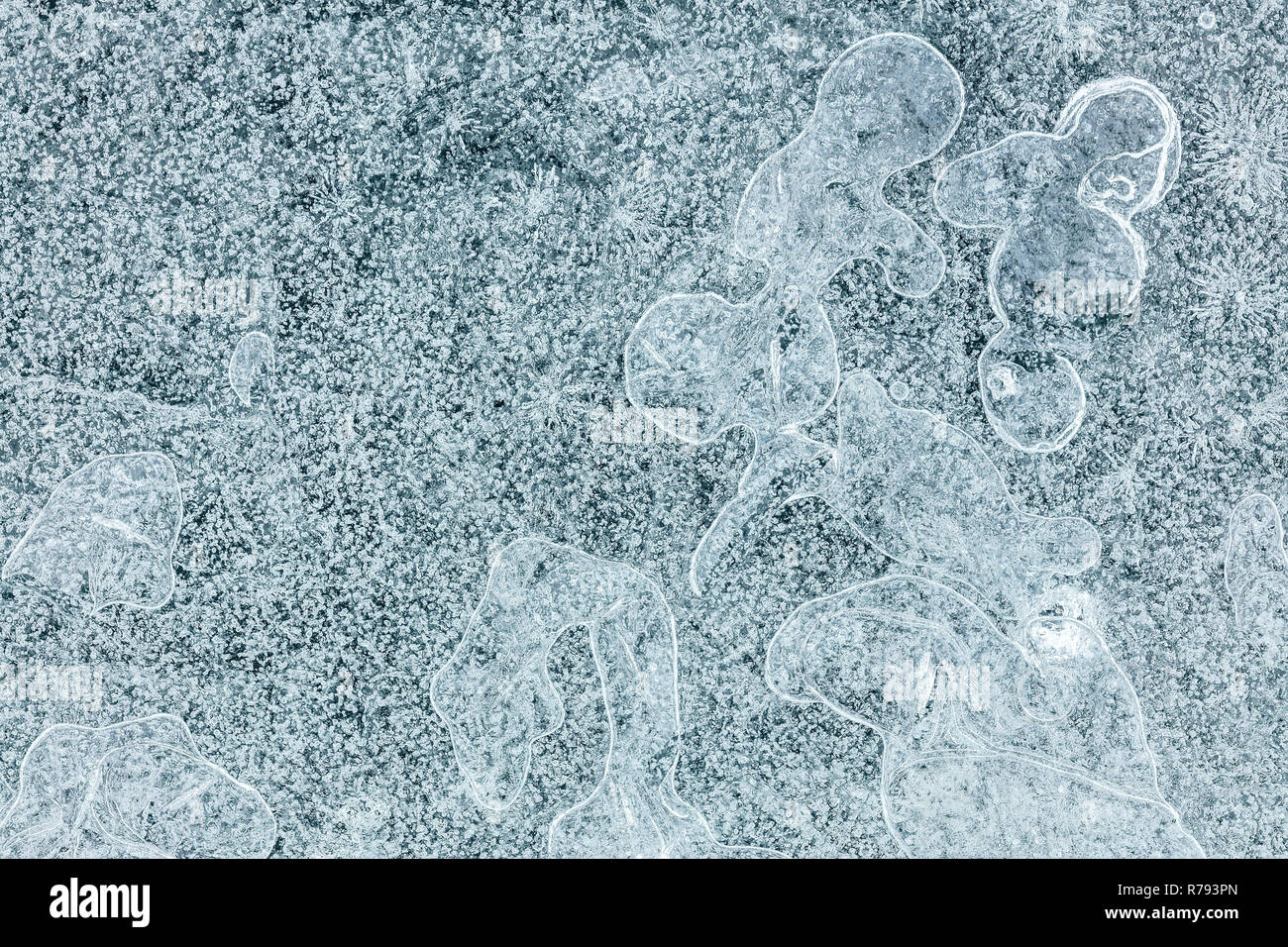 Crystal Ice Block mit mehreren Luftblasen und Risse, Makro anzeigen Stockfoto