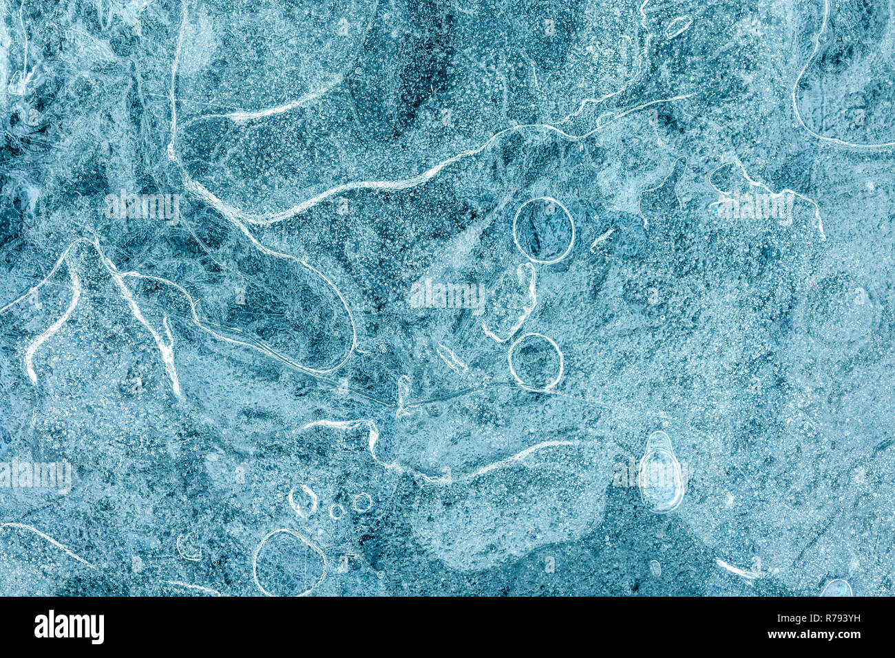 Risse im frostigen Eis Struktur Makro anzeigen. Gefrorener Fluss Wasser für strukturierte Muster Hintergrund Stockfoto