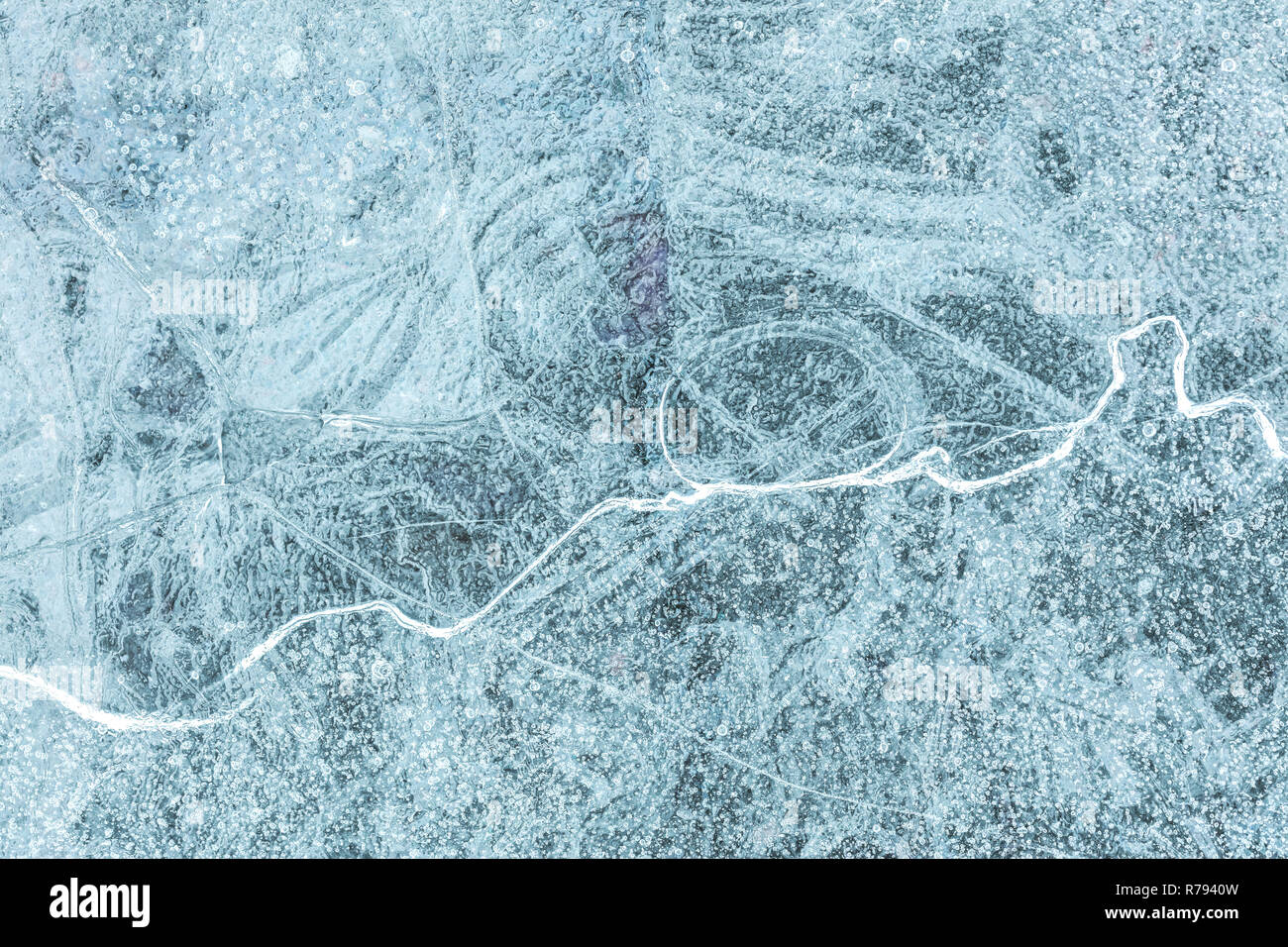 Risse im Eis Fluss Makro anzeigen. Natürliche Kälte Crystal Ice Winter Textur Hintergrund Stockfoto