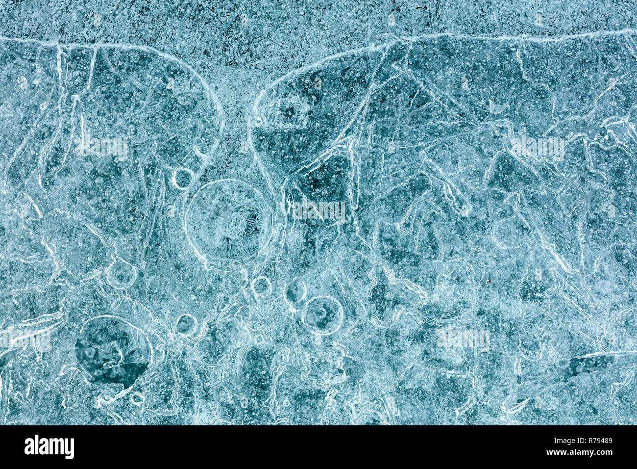 Eis Textur natürlichen Hintergrund. Gefrorener Fluss Wasser während der Wintersaison, Makro anzeigen Stockfoto