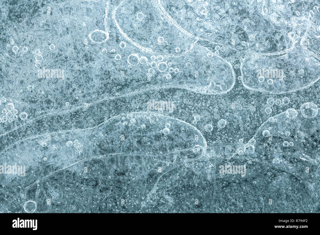 Eis Textur Hintergrund. Schmilzt das Eis des zugefrorenen Fluss Wasser, Makro anzeigen Stockfoto