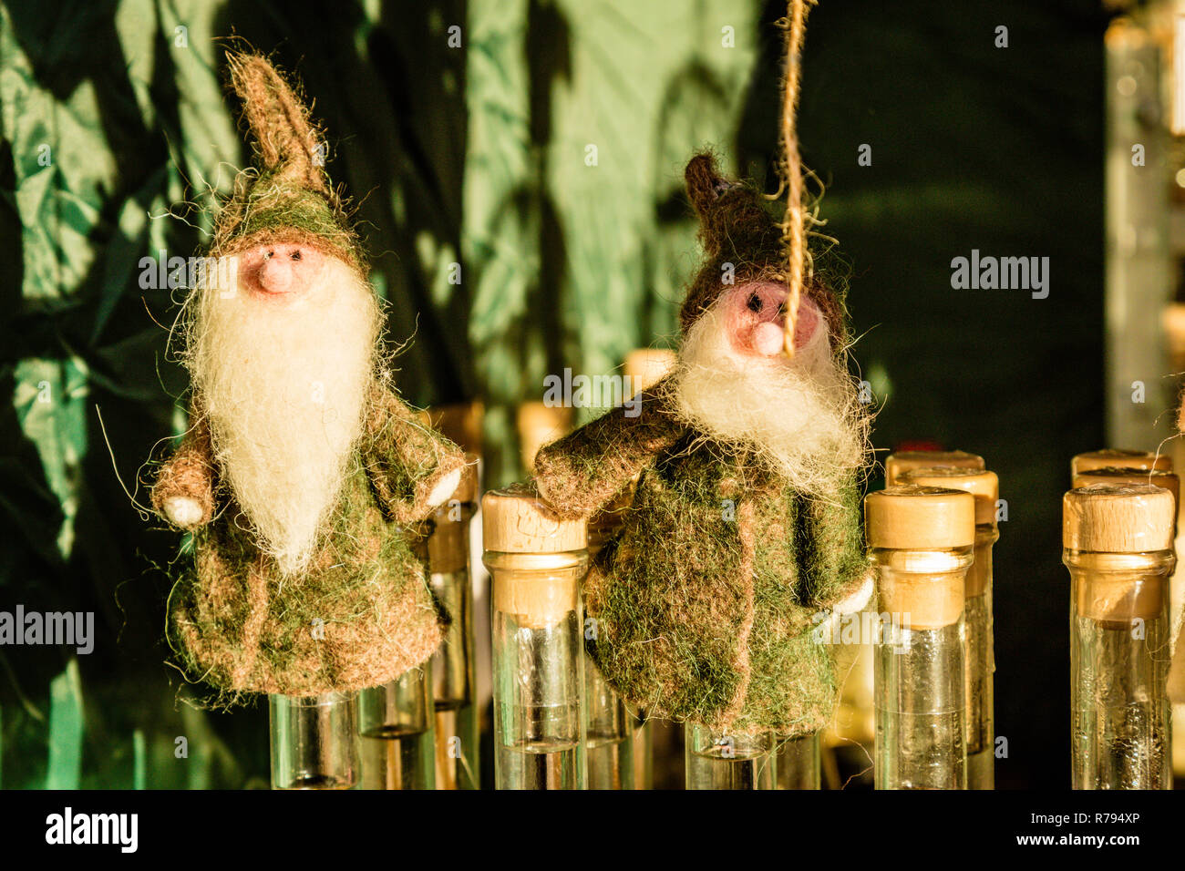 Weihnachten handgefertigter Filz Figur Zwerge auf Flaschen am Weihnachtsbasar, Wien, Österreich Stockfoto