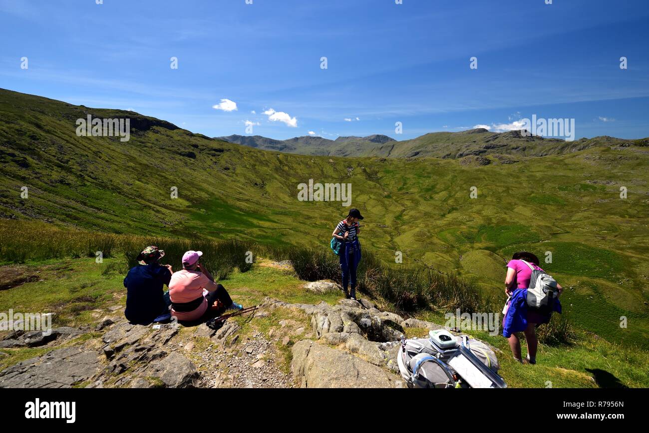 Wanderer, die auf Futter Crag und bewundern die Landschaft Stockfoto