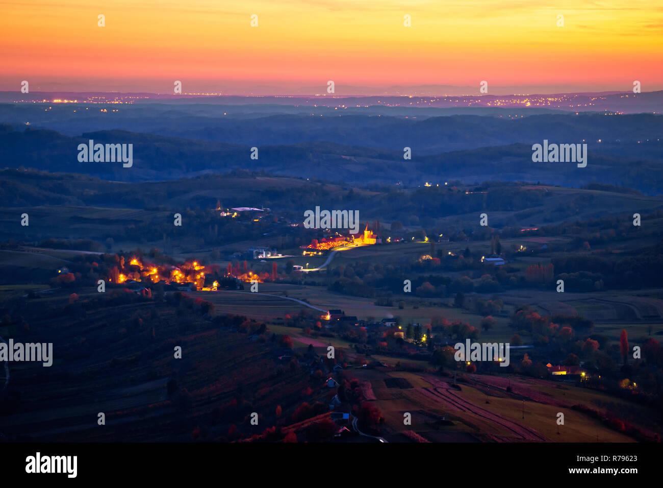 Am Abend Blick auf Dörfer und Landschaft unter Kalnik Gebirge, Prigorje Region von Kroatien Stockfoto