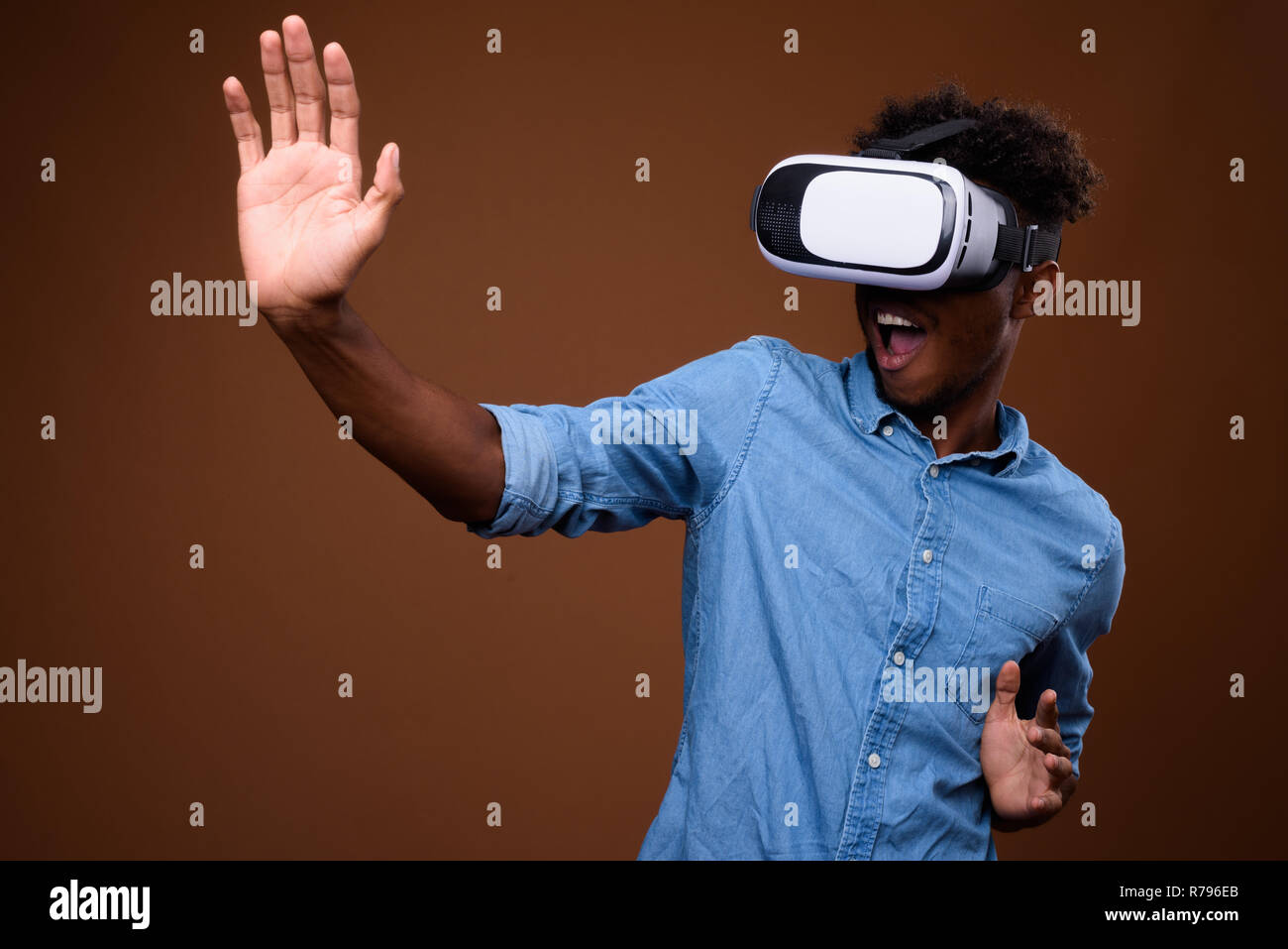 Afrikanischer Mann genießen, während Sie die virtuelle Realität VR-Brille Stockfoto