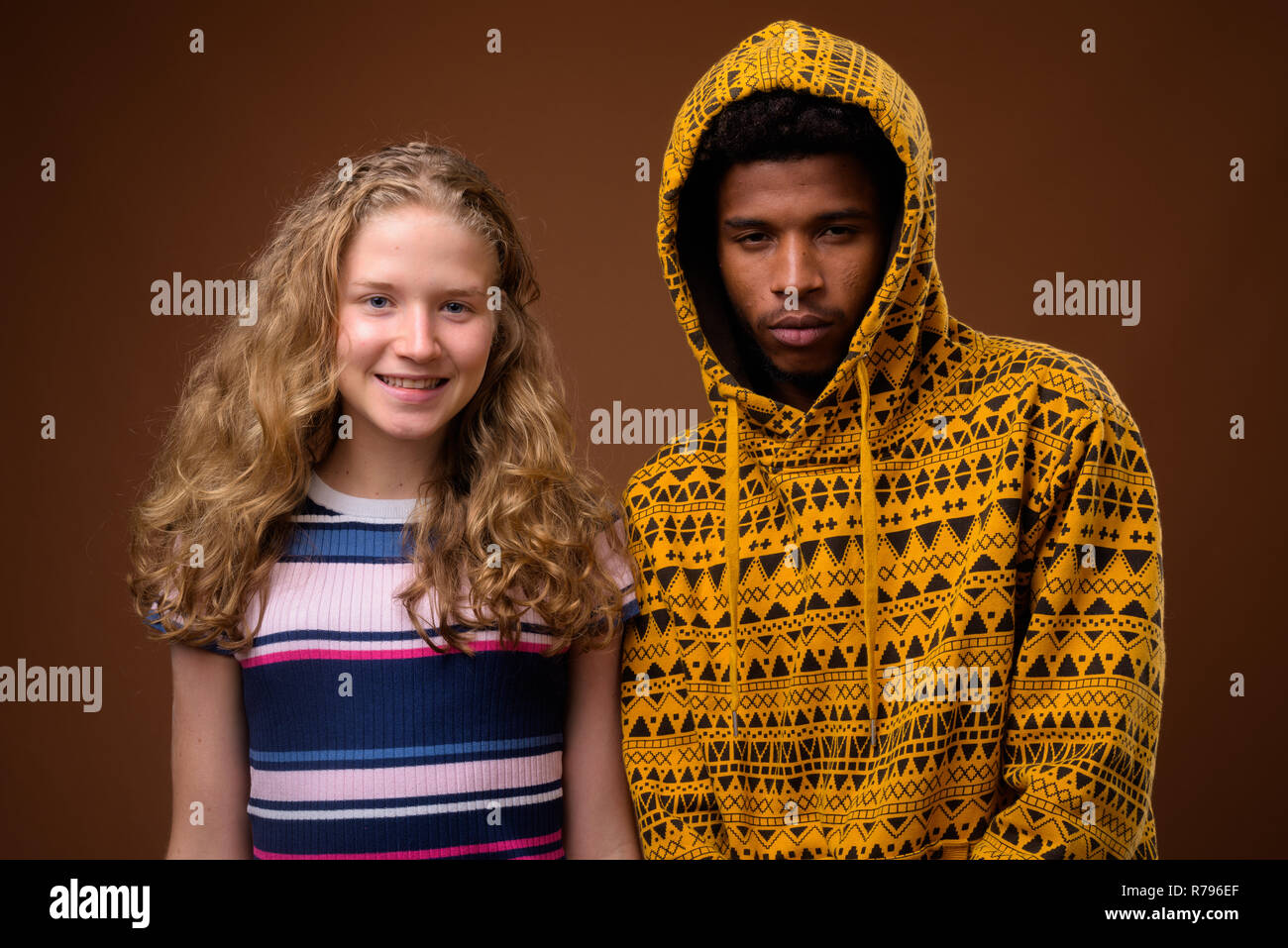 Porträt der jungen afrikanischen Mann und kaukasische Jugendmädchen Stockfoto