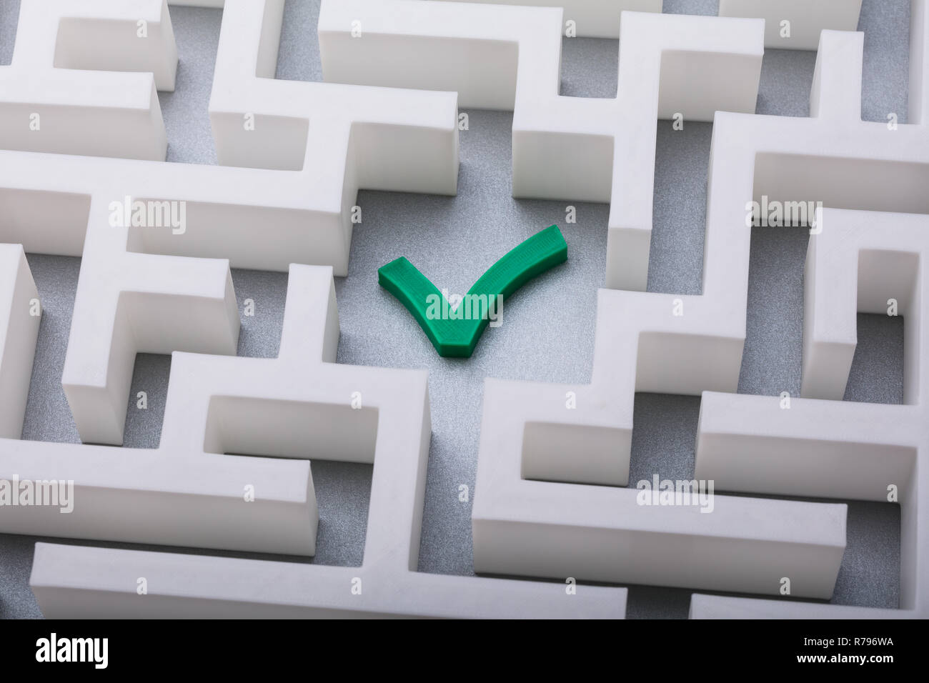 Grünes Häkchen Im Zentrum von Labyrinth Stockfoto