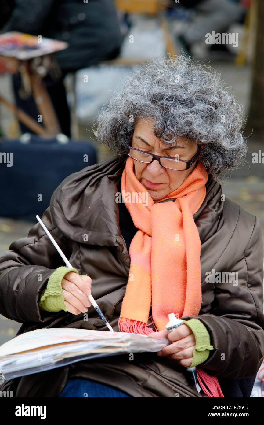 Street Scene: weibliche Künstler im Freien arbeiten, Paris, Montmartre Stockfoto