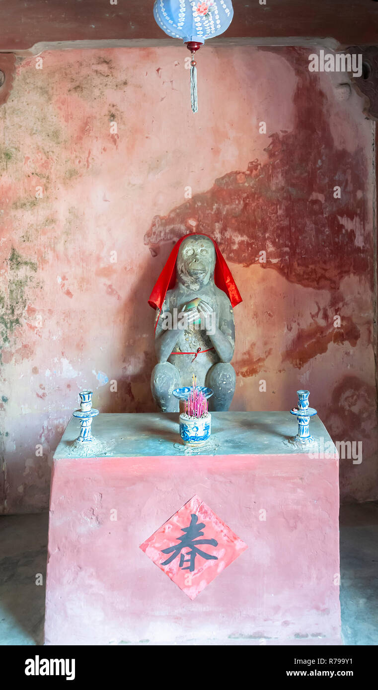 Schrein mit Statue eines Hundes in Hoi An das 18. Jahrhundert japanischer Holz- brücke, Hoi An, Vietnam, Quang Nam Provinz, Südostasien Stockfoto