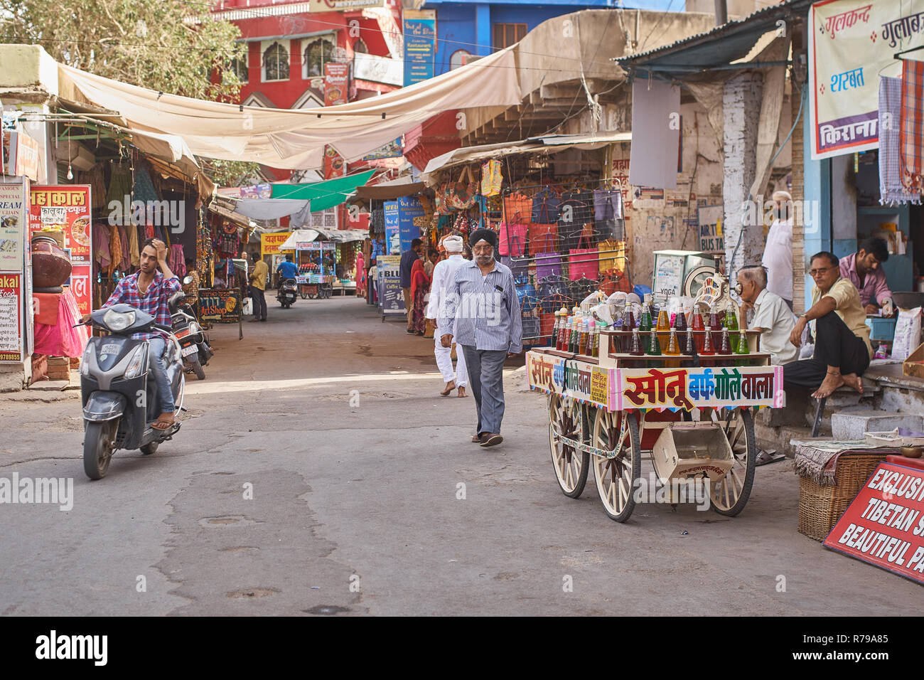 Eine kleine Straße in Pushkar, Indien Stockfoto