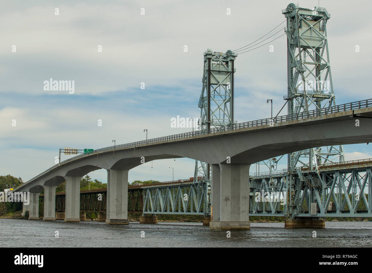 Überspannt den Fluss Kenebec, in Bath, Maine, Richtung Woolrich, Maine. Landschaftlich schöne Region in der Nähe der Küste von Maine, Städten entfernt. Stockfoto