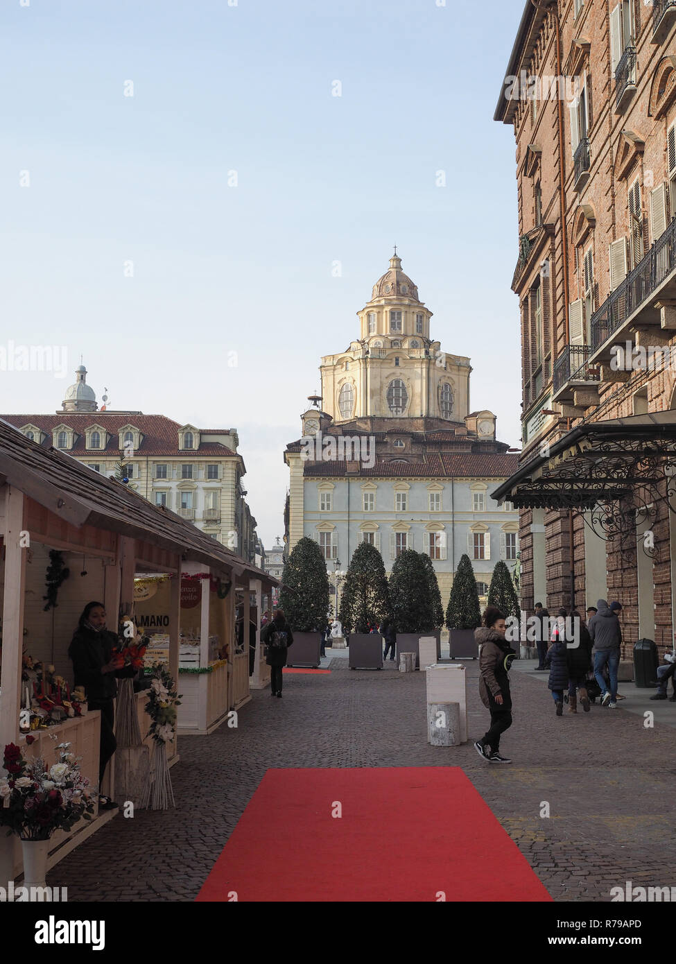 TURIN, Italien - ca. Dezember 2018: Menschen bei Weihnachtsmarkt Stockfoto