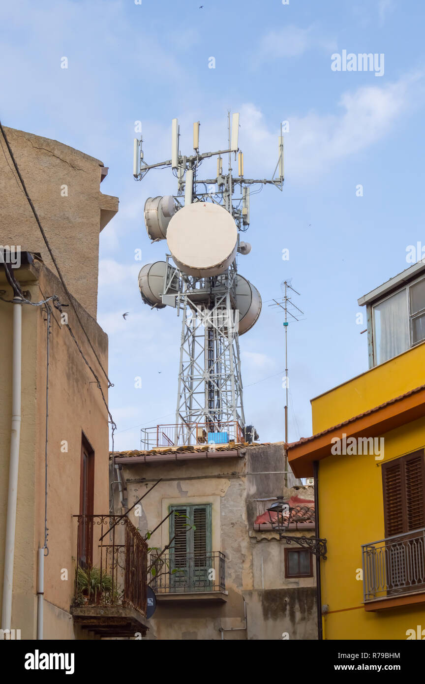 Pylon der Parabeln und Antennen von GSM in der Stadt Stockfoto